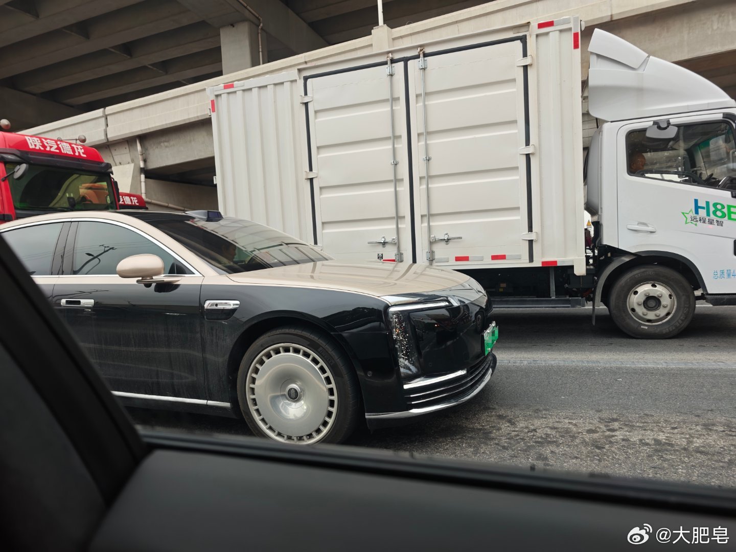 我一转头旁边一个尊界S800，太尊了，开这车在路上真有情绪价值。 