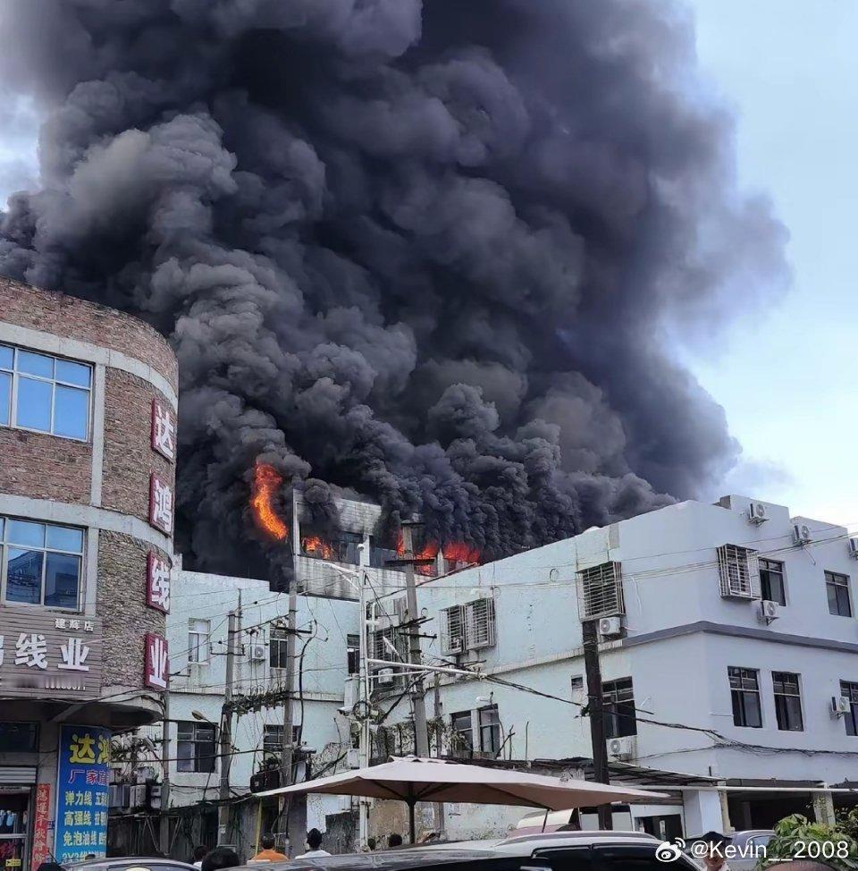 福建晋江到处都是制鞋加工厂，原材料堆得满满当当，现在天热干燥，消防稍微松懈一点就