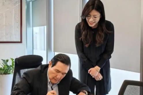 谁能想到新上任的国民党主席郑丽文来头这么猛！妥妥的蓝二代，骨子里带着老一辈爱国老