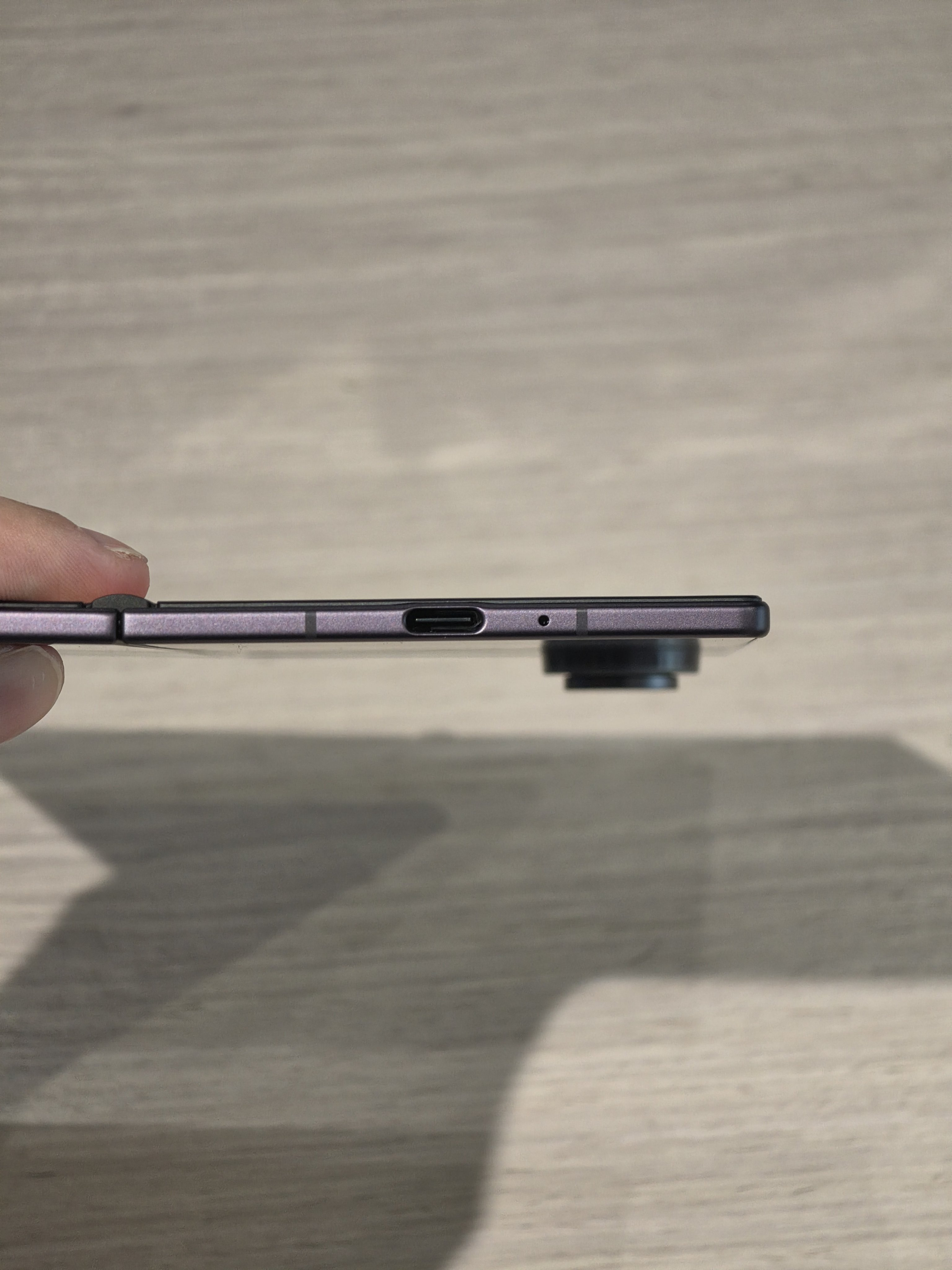 左边是 Z Fold7 的 USB -C  ，右边是 Z Fold 8的USB-