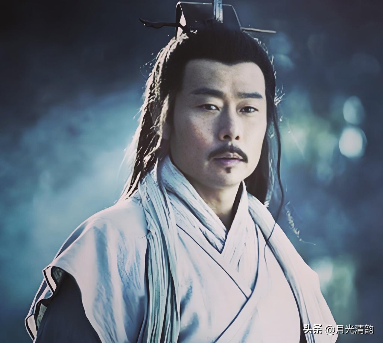 秦朝末年，项梁起兵反秦，项伯毫不犹豫追随兄长，跟着他南征北战，立下不少功劳。项梁