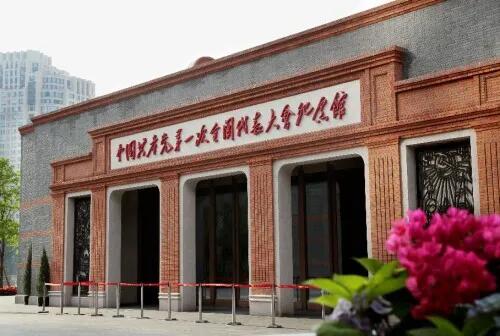 七一  为党的生日举臂髙呼
中国共产党万岁！毛泽东思想万岁！
中国共产党建党光辉