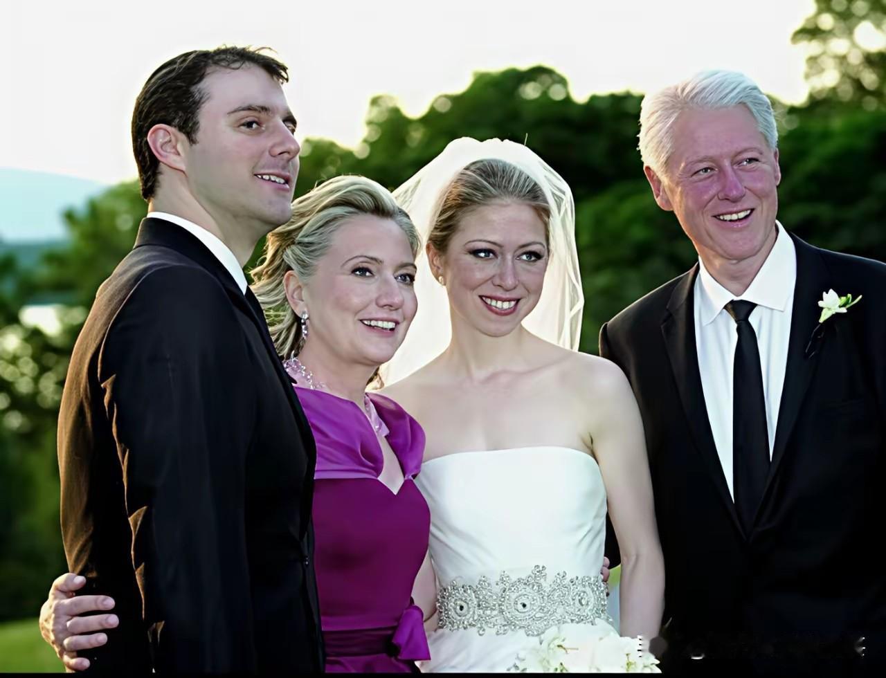 克林顿与希拉里1971年在耶鲁大学法学院相识，那年克林顿当25岁，希拉里24岁；