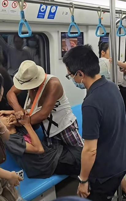 压力给到了青岛警方！山东青岛地铁3号线上，一老人疑因年轻人不给他让座，竟然锁喉将