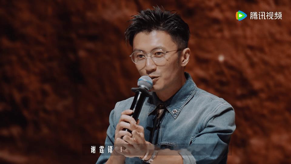 谢霆锋痛失表情管理 当谢霆锋看到两颗跳跳糖果冻熊的时候，那个表情真的太有戏了，眼
