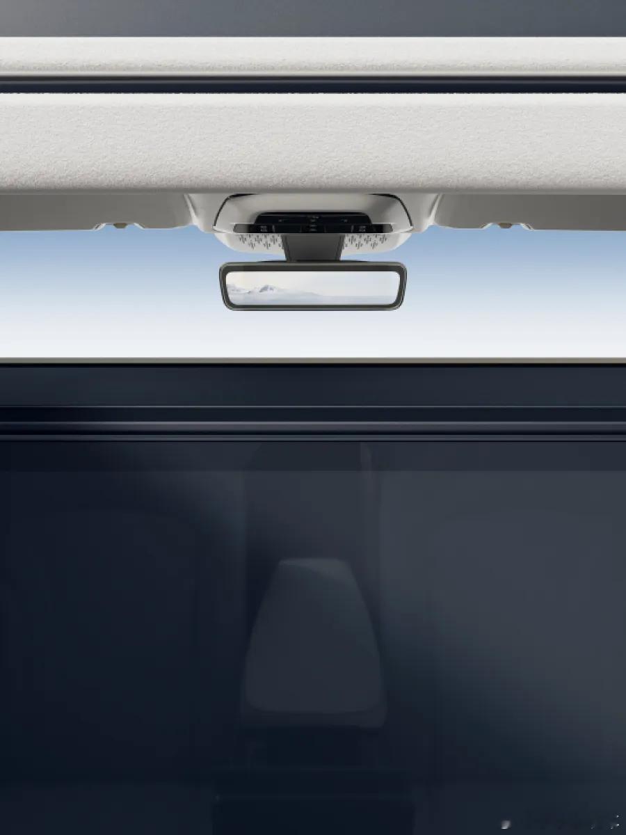 解锁私密尊贵出行！极氪009光辉版的四座布局，是独属于少数人的奢华。堡垒级双穹顶