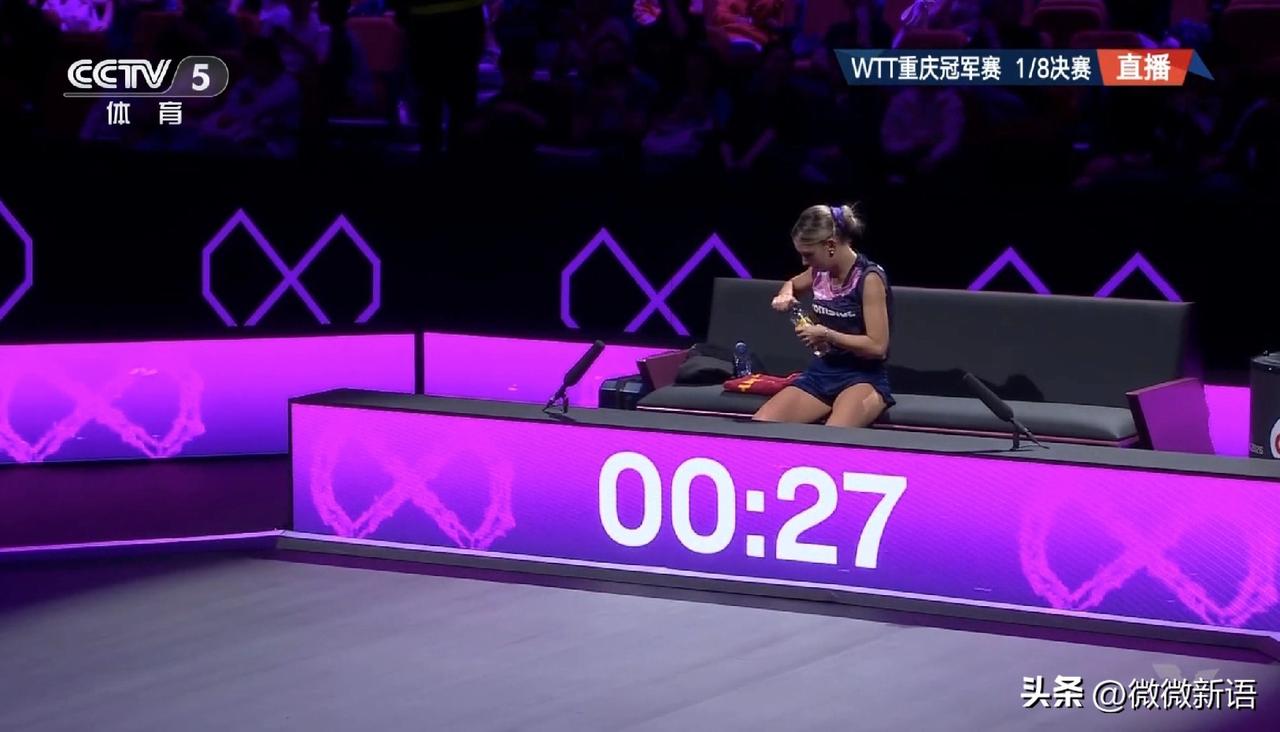 斯佐科斯是一个人来比赛的。
刚刚陈熠是3-2险胜斯佐科斯，晋级女单8强，下一轮1