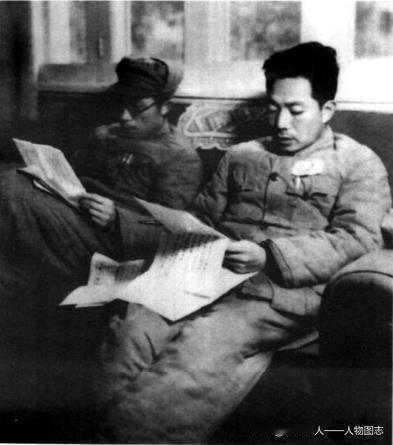 陈丕显（右）与管文蔚在一起