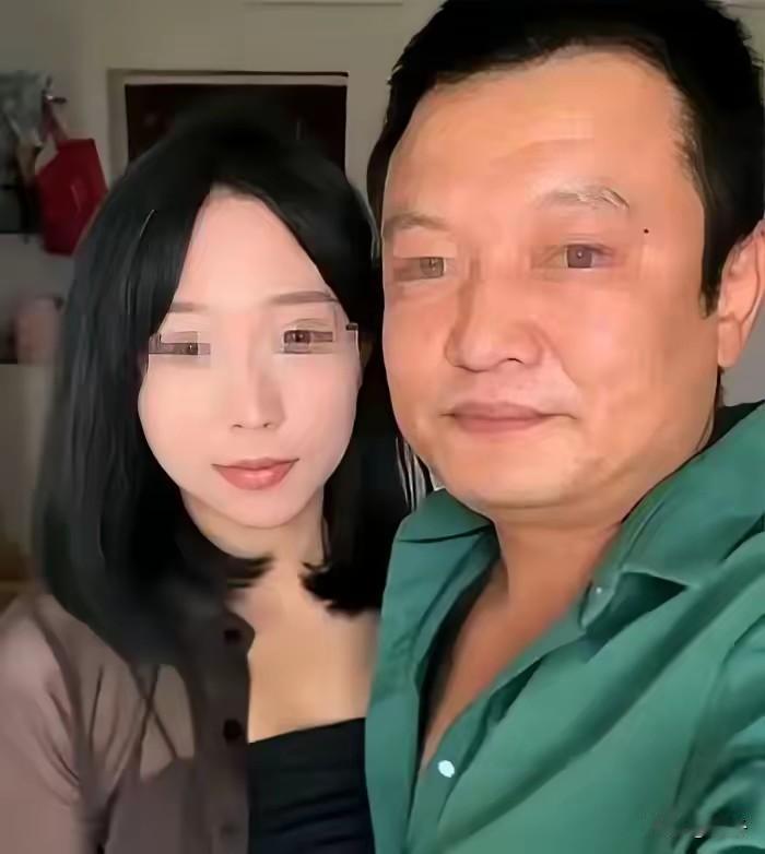 19岁女大学生嫁53岁修文物大叔，诞下三胞胎受尽宠爱，产后一纸证书曝光他藏20多
