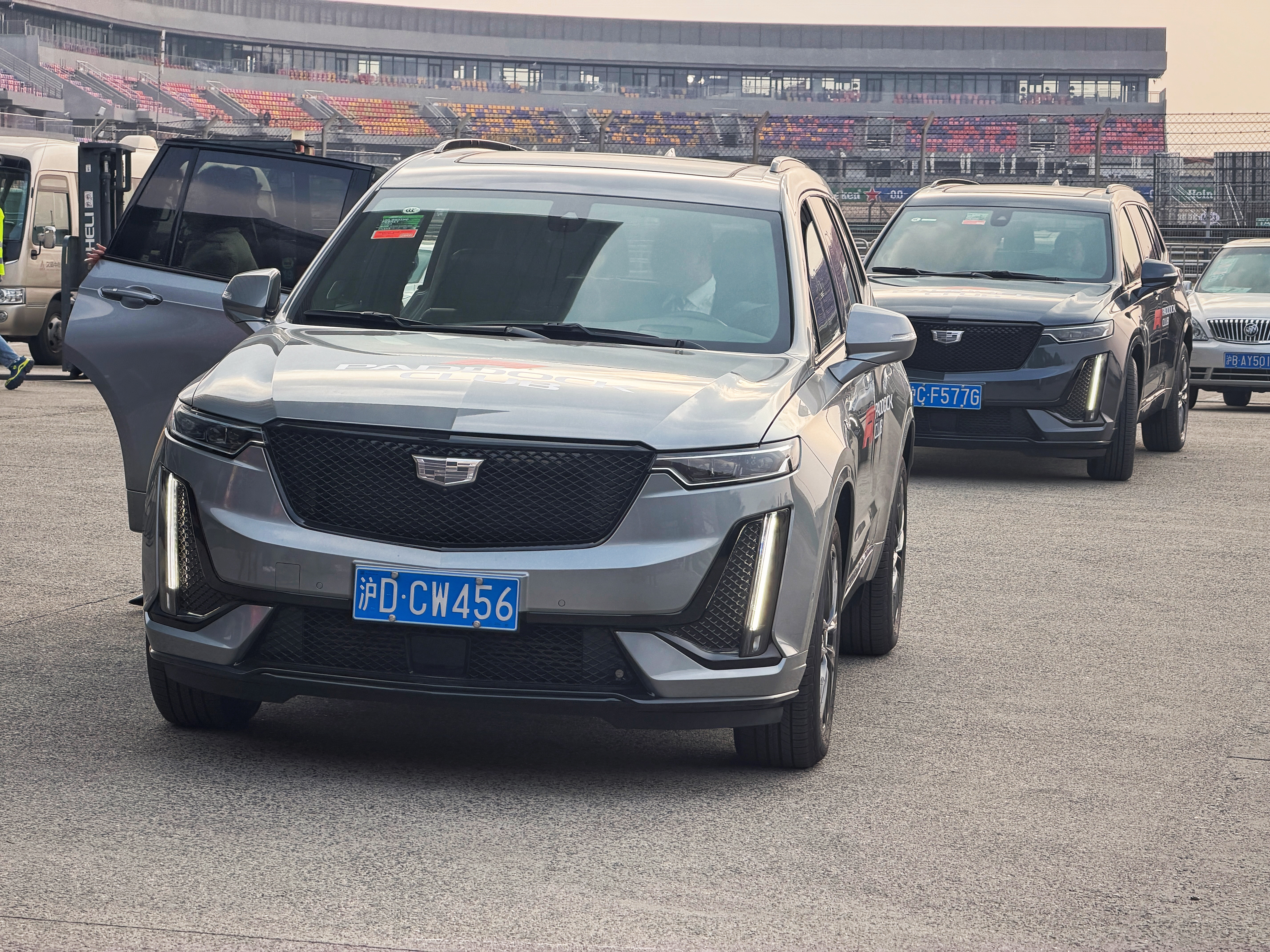 进入F1之后，上赛内场VIP接驳车都多了不少美式元素，感觉凯迪拉克又帅了起来 欣