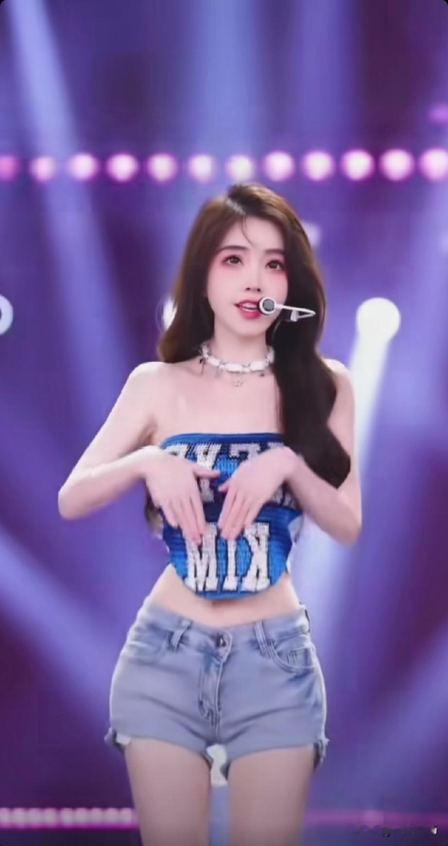 你发现没？冯提莫这名字，从直播1.0时代火到现在，愣是没掉过队。凭啥？
第一，脑