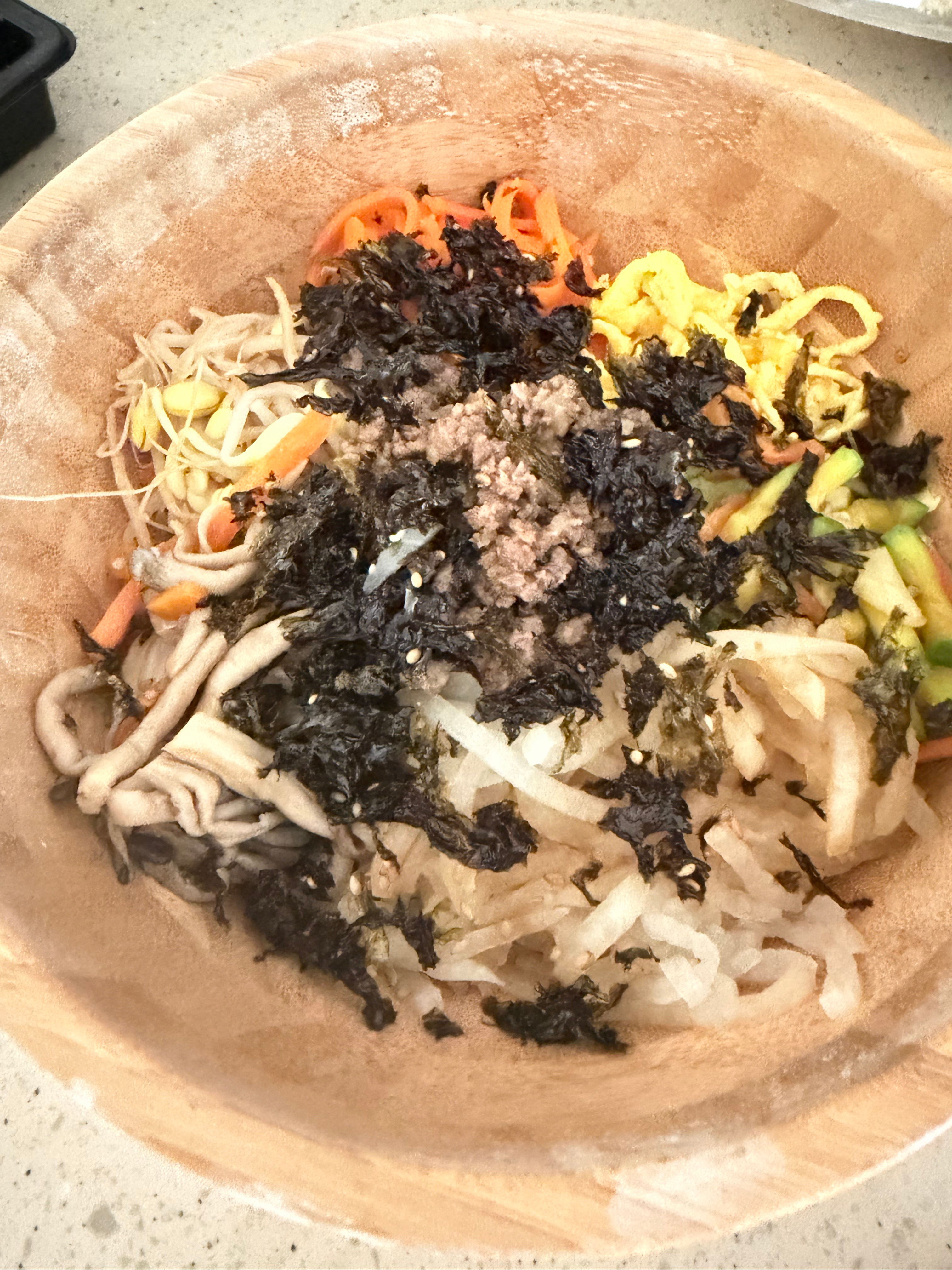 午餐的固定选项——拌饭其实做法很简单家里有的食材洗净切丝，用香油炒熟后备用鸡蛋打