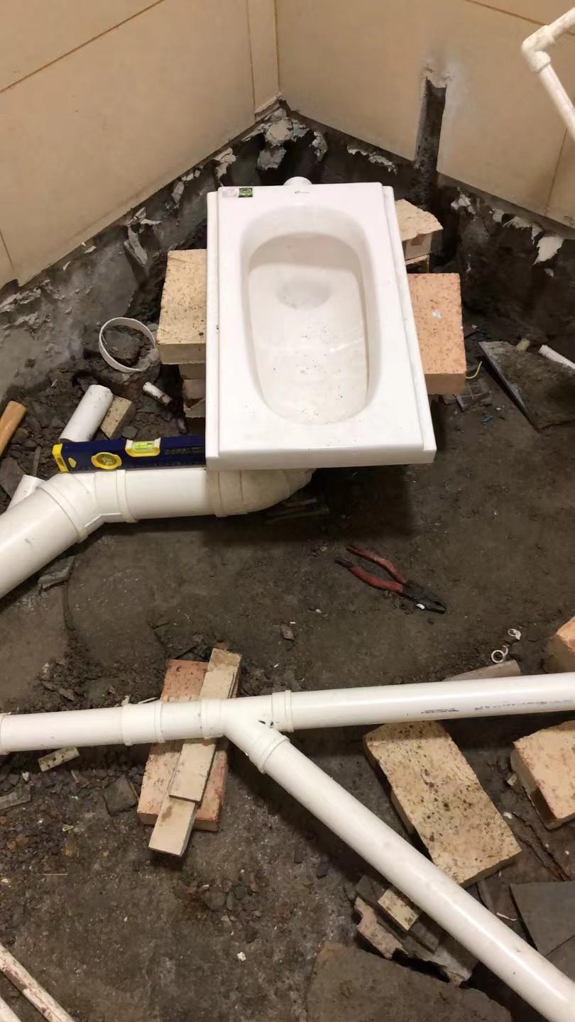 蹲便器蹲坑移位安装，不用扁管最好，扁管根本就不能降低安装高度，为什么呢？设计师日常