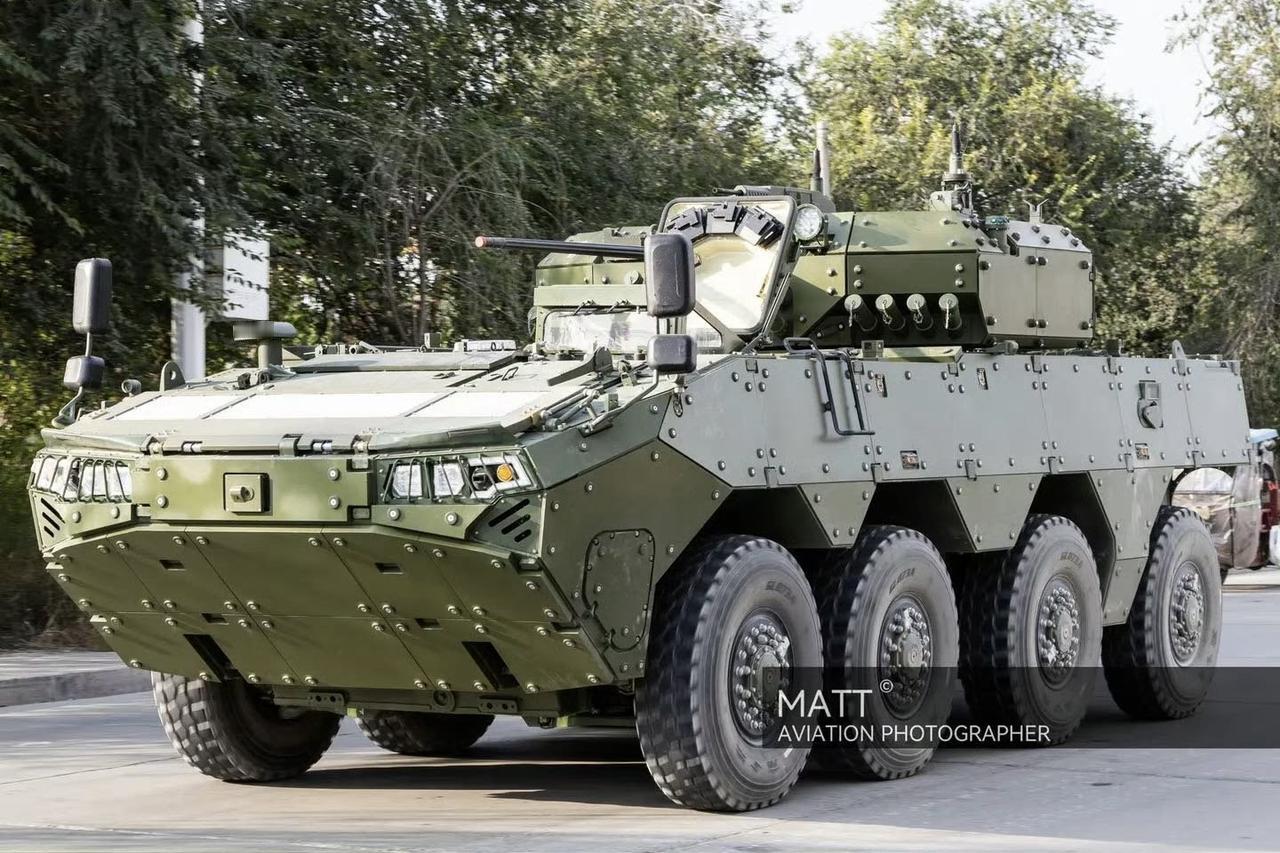 这应该是近几年来服役的最帅的轮式ZBL-19 步战车！