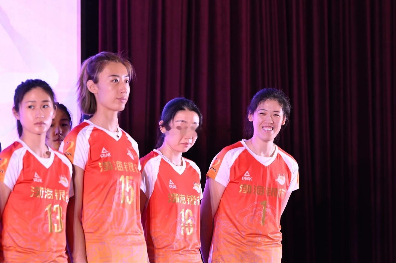 【新闻分析：女排名将李盈莹、王媛媛为何“留洋”？】新华社记者张泽伟新赛季女排超级