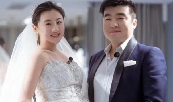 2019年，30岁的奥运冠军何雯娜怀孕 8个月，与38岁身家过亿的影视制片人梁超