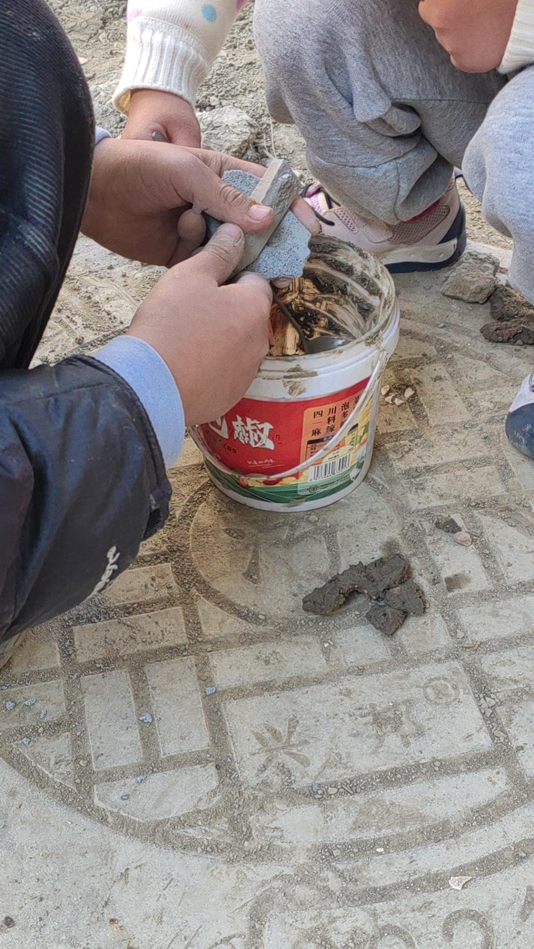 冬日生活打卡季今天去姑姑家，看到姑姑家的孩子和周边一个小孩在一起玩，无意中发现这