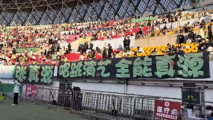 张真源的表现一直在不断超越，未来必定更加精彩。 