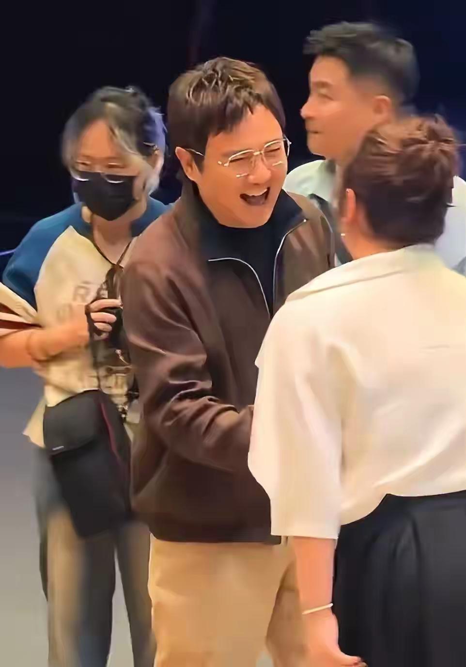 沈腾马丽握手瞬间双双绷不住了哈哈这画面太有感染力了！沈腾马丽同框就能带来满满的快