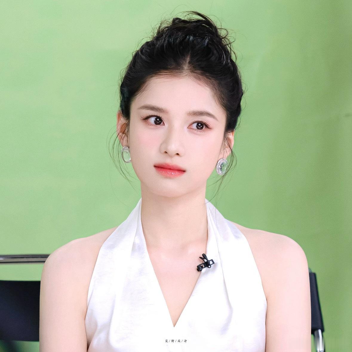 张婧仪到伦敦六点起床健身张婧仪的美，不仅是那张抗打的素颜脸，更是清晨六点的汗水、