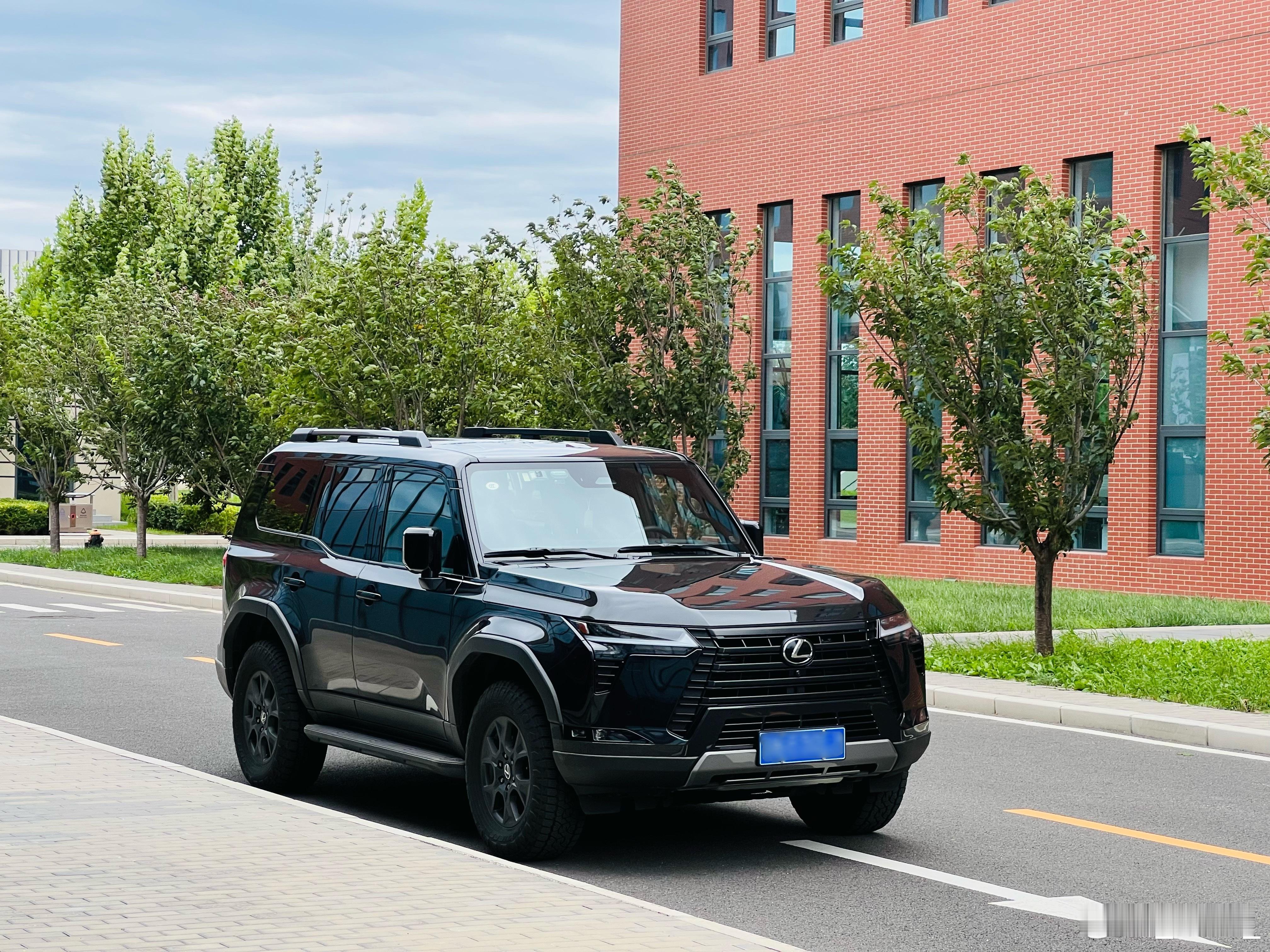 高温蒸煮了几个月 北京终于有一点凉爽的感觉了GX和我单位的建筑还是挺配的 ​​​