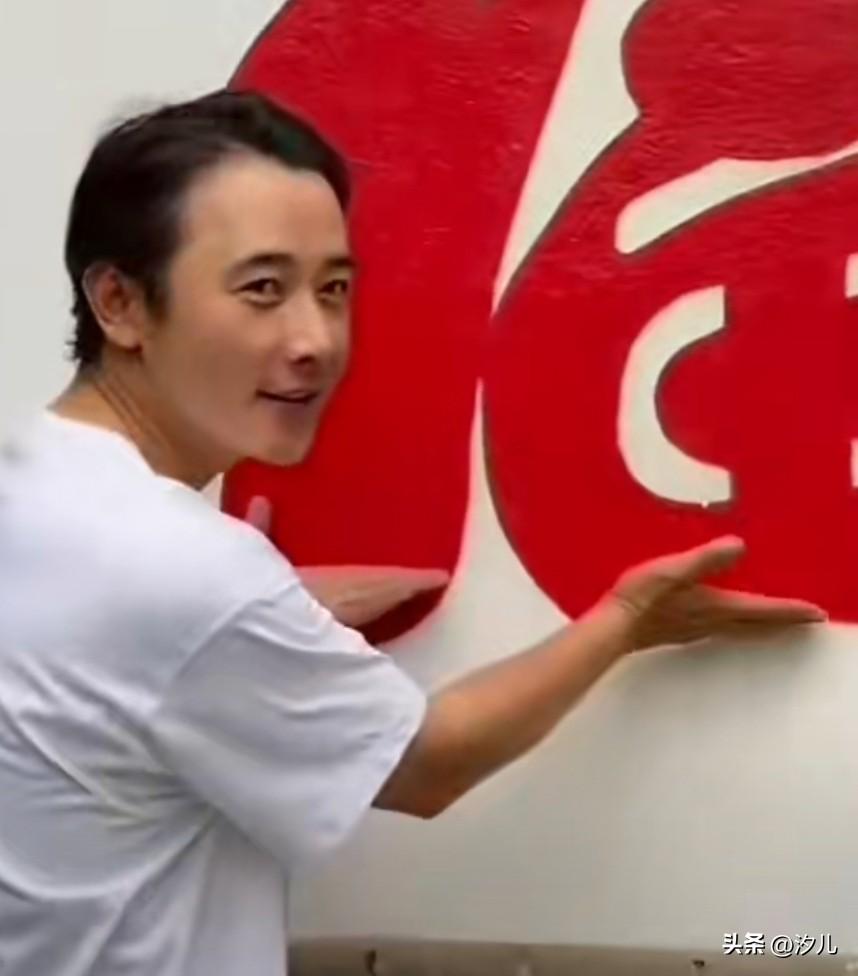 罗晋疲惫眼里没有光


罗晋年龄今年45岁
也不是年轻小伙
眼里没有光
黑眼圈眼