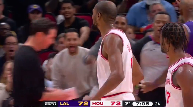 杜兰特更多在肘区接球，湖人不敢包夹他了。湖人vs火箭