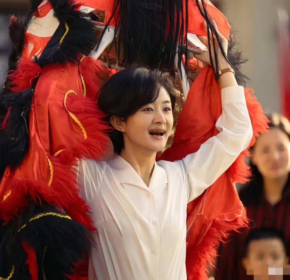 千万别点开赵丽颖那部新剧，我怕你积攒了一周的班味儿，被她一个咧嘴笑，直接顶飞了。