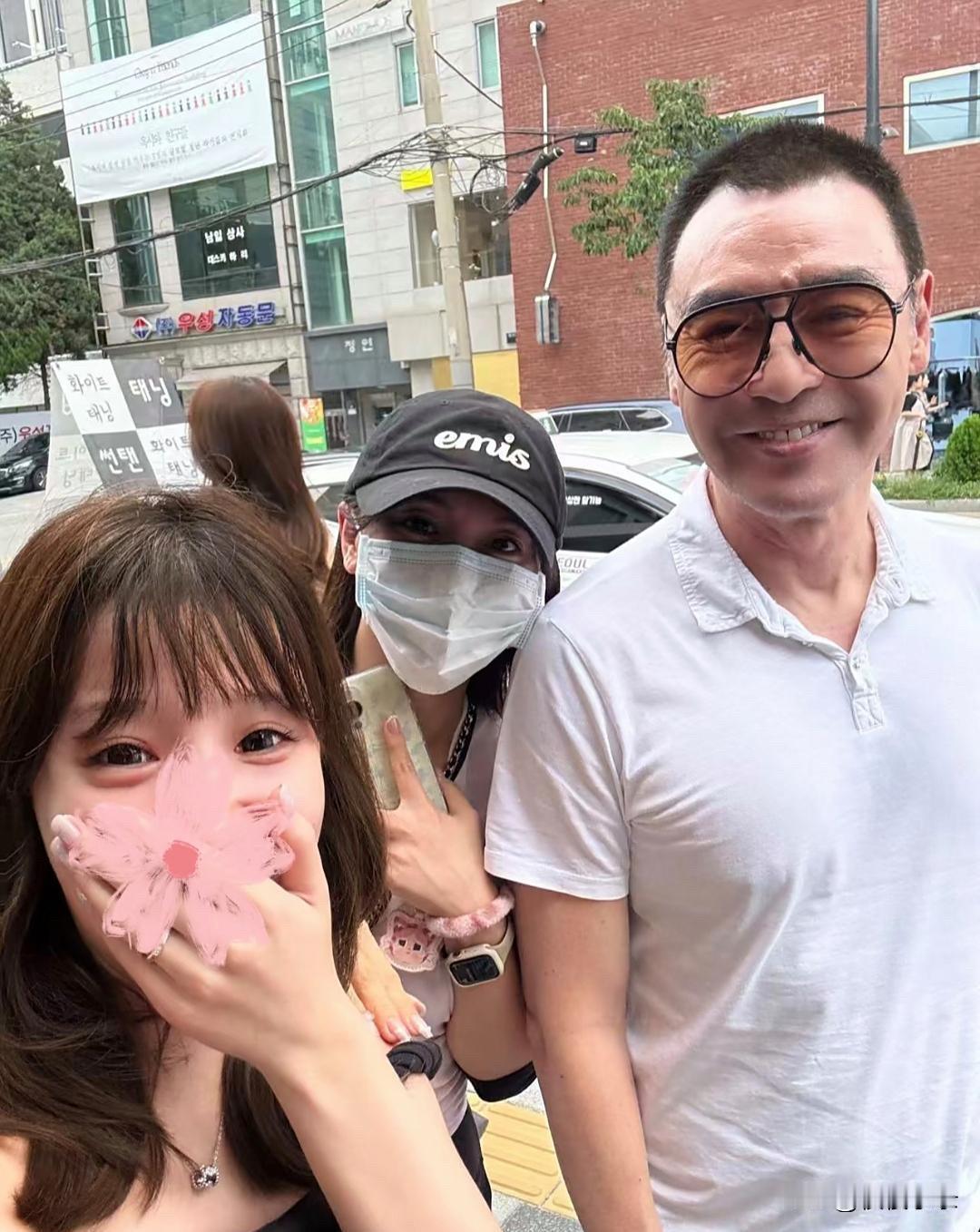 钟镇涛在韩国首尔街头被偶遇，他看起来苍老了好多，但身材维持得很好，整个人精神抖擞