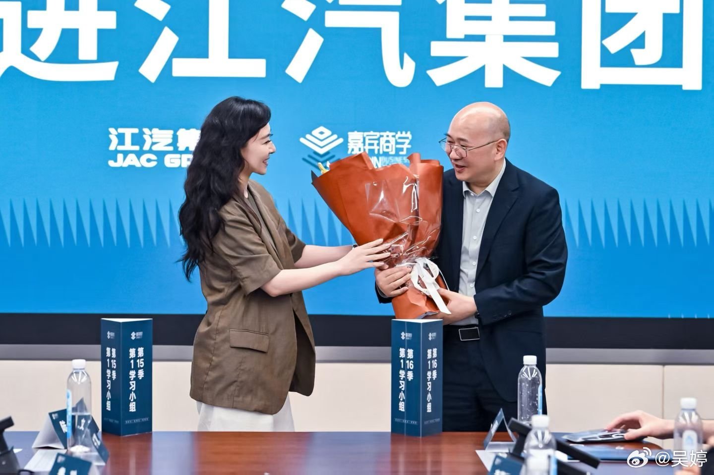 不是所有的访学都叫嘉宾派 上次我带队访学江汽是整整一年前，尊界S800刚刚发布时