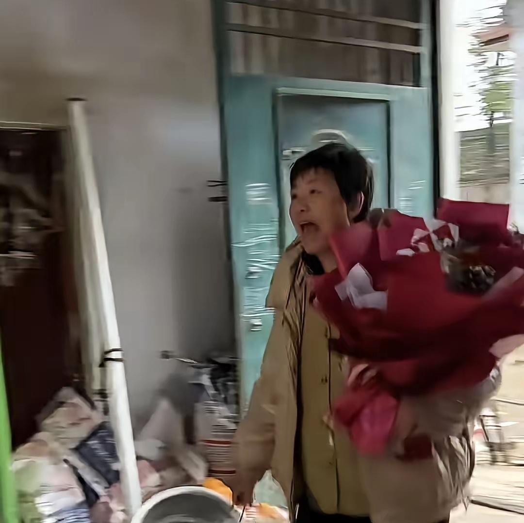 你能想象吗？一女子捧着花、提着礼品，风风火火冲向亲家公家，这背后藏着啥大秘密？