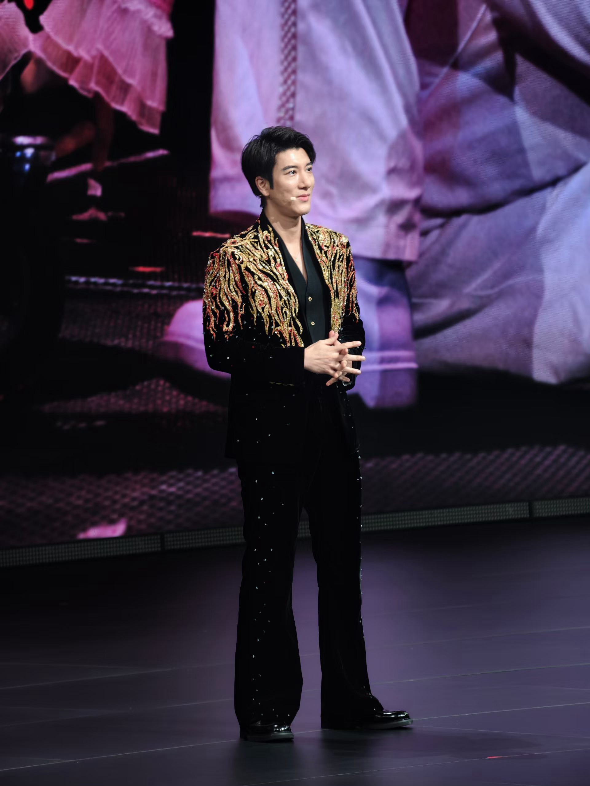 王力宏现场也太稳了！《天地龙鳞》《改变自己》这两首都是他很经典的歌，而且状态好好