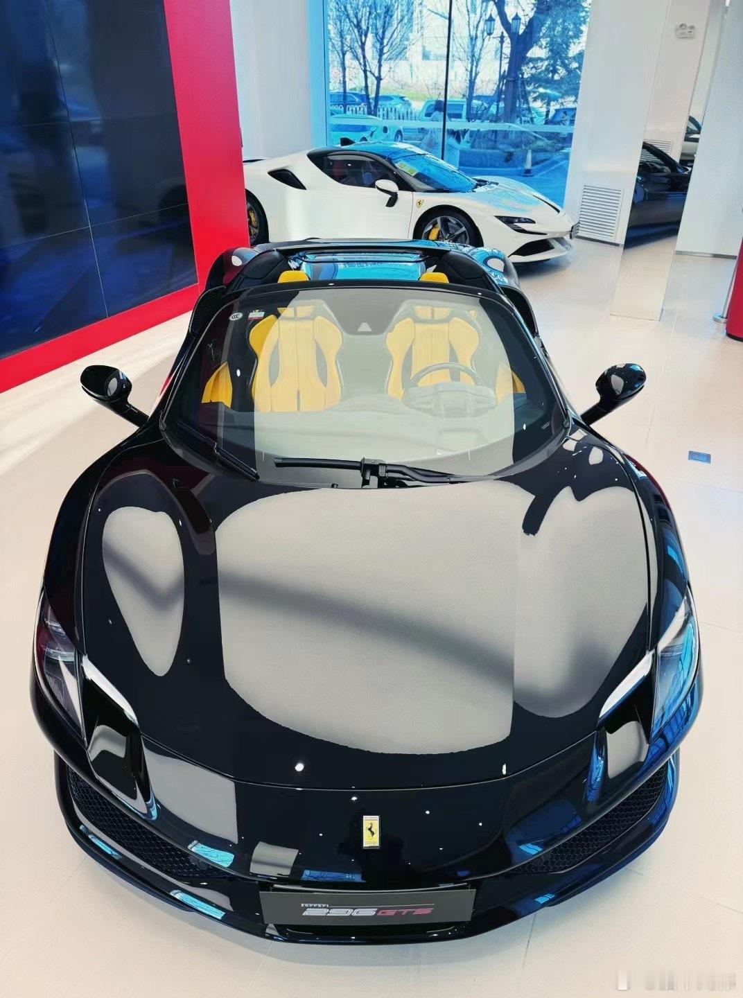 这台好看[酷]黑外黄内的296 GTS ​​​