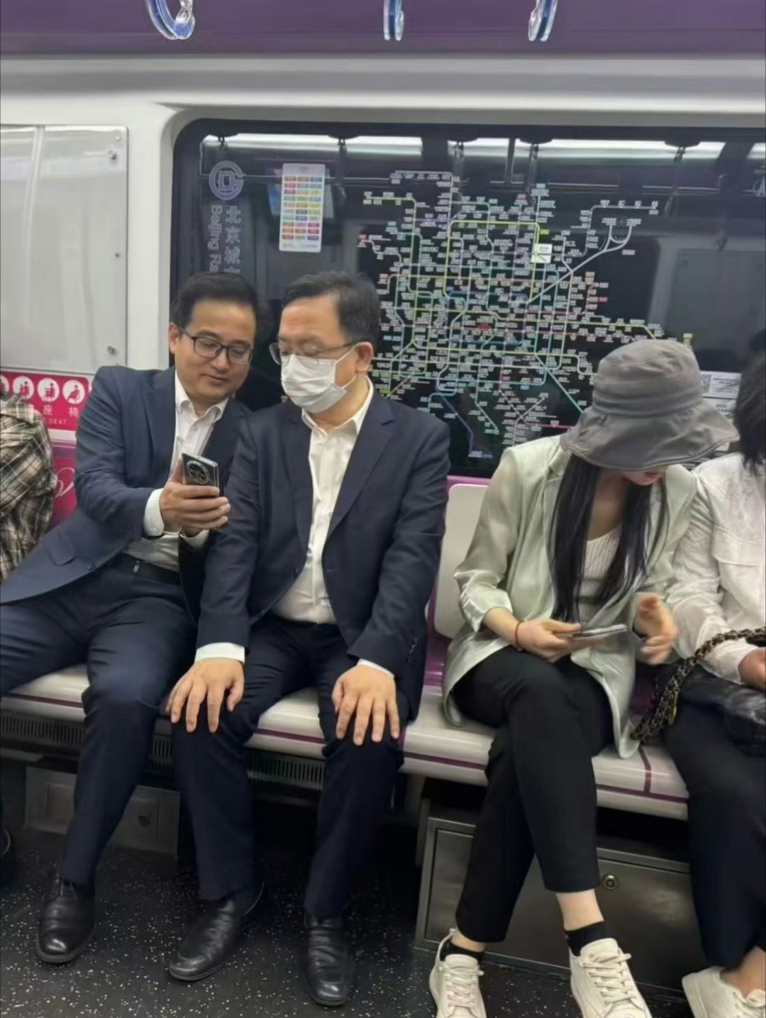 看图你猜比亚迪公关总经理李云飞，对王传福说__________。 