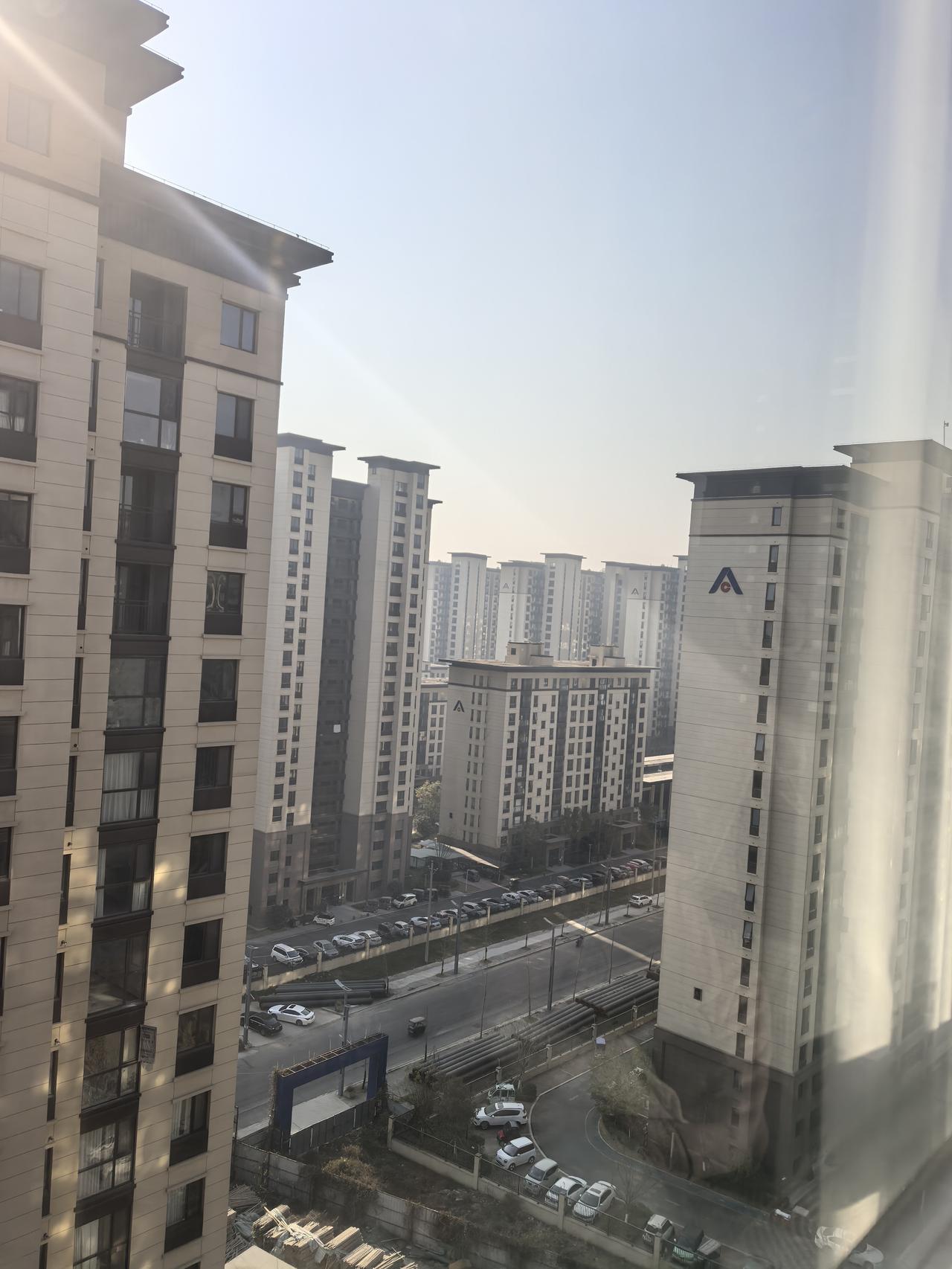 窗外的阳光刚好，日子也慢慢～抬头感受阳光