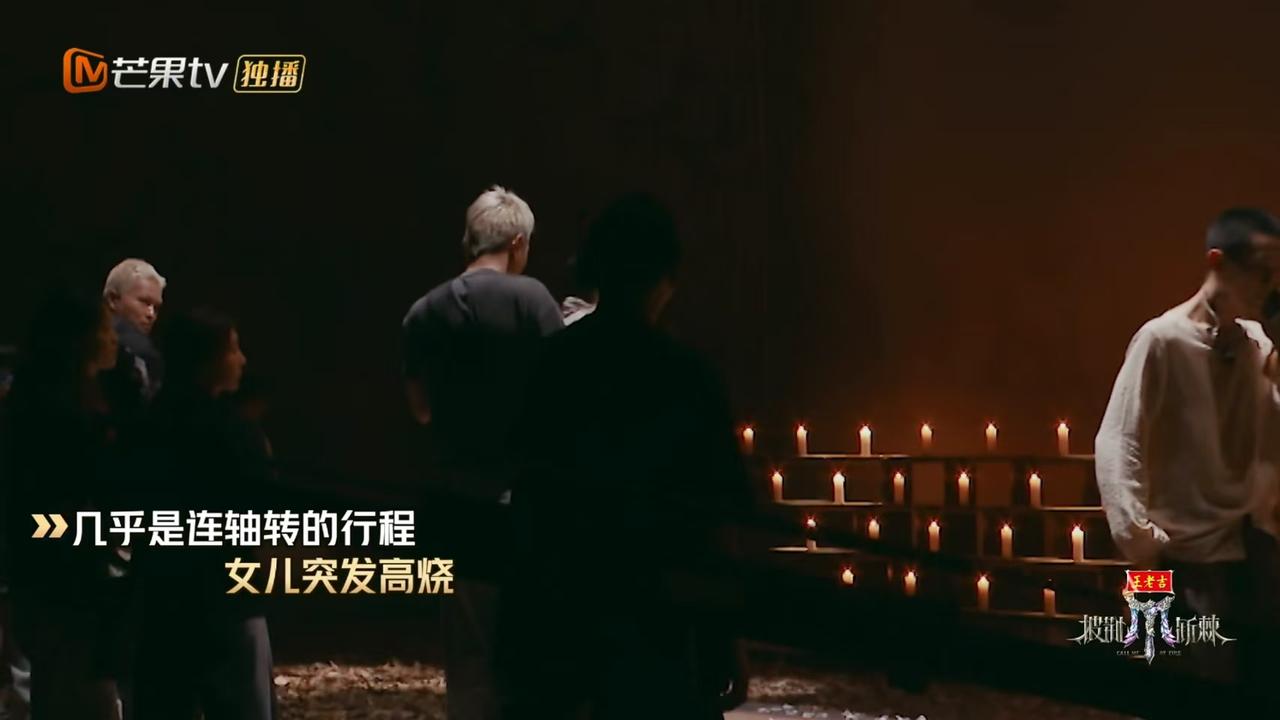 李承铉哭了
刚彩排完，李承铉就被告知，Lucky发烧到39度，李承铉赶紧给女儿打