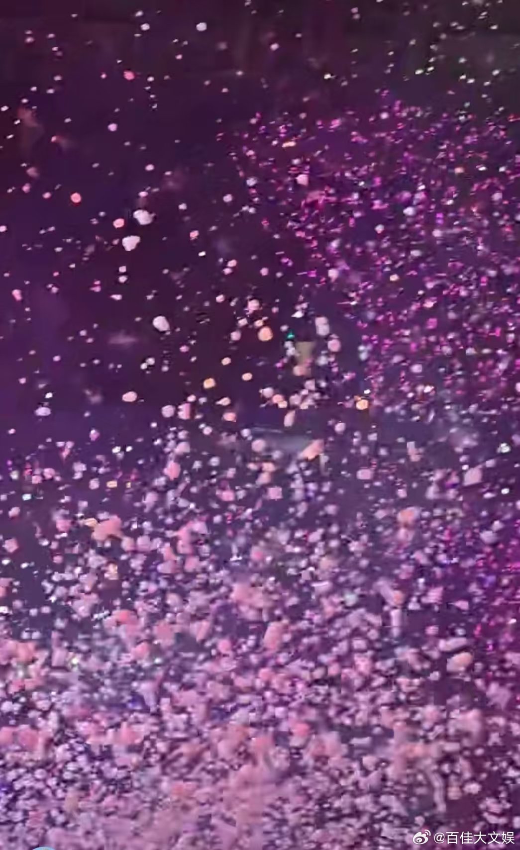 周杰伦你是最最最浪漫的 从《枫》到新歌，每一幕都浪漫满分，杭州雨夜因他更难忘。 