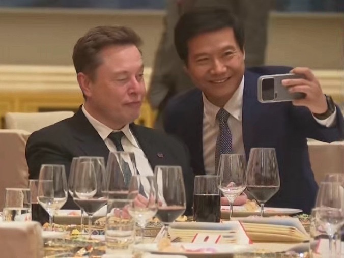 雷总一直把特斯拉当做小米汽车的榜样看见马斯克要合影可太正常不过了是我都得兴奋死了