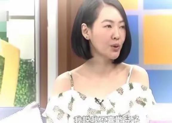 原来20年前小S就已经冠夫姓叫“许徐熙娣”，当时她还承诺要为许雅钧生一男二女，她