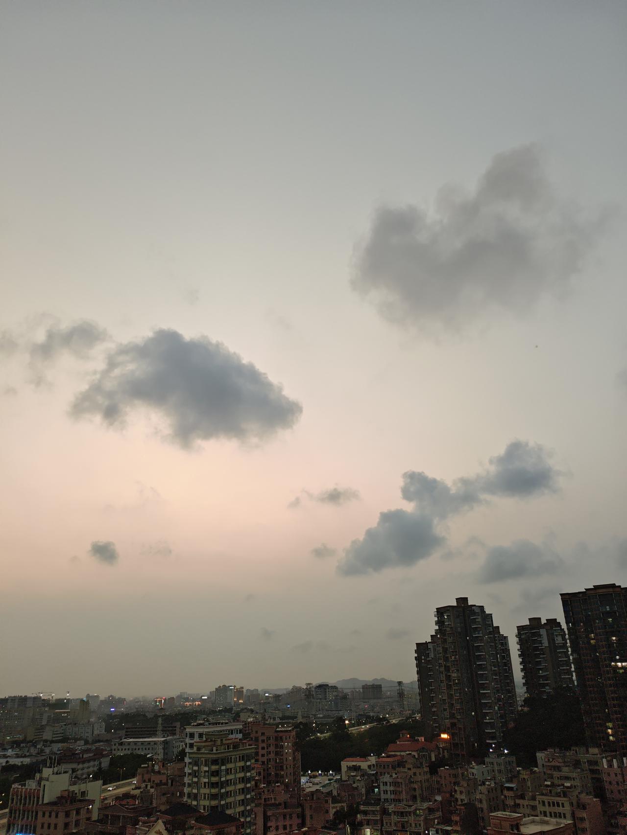 分享一张随手拍的晚霞照片昨天晚上在阳台上拍到的晚霞，很有意境！