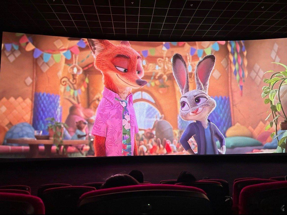 🐰：“尼克狐尼克！你被捕了！”🦊：“哈，为什么？伤了你的小心脏？” 