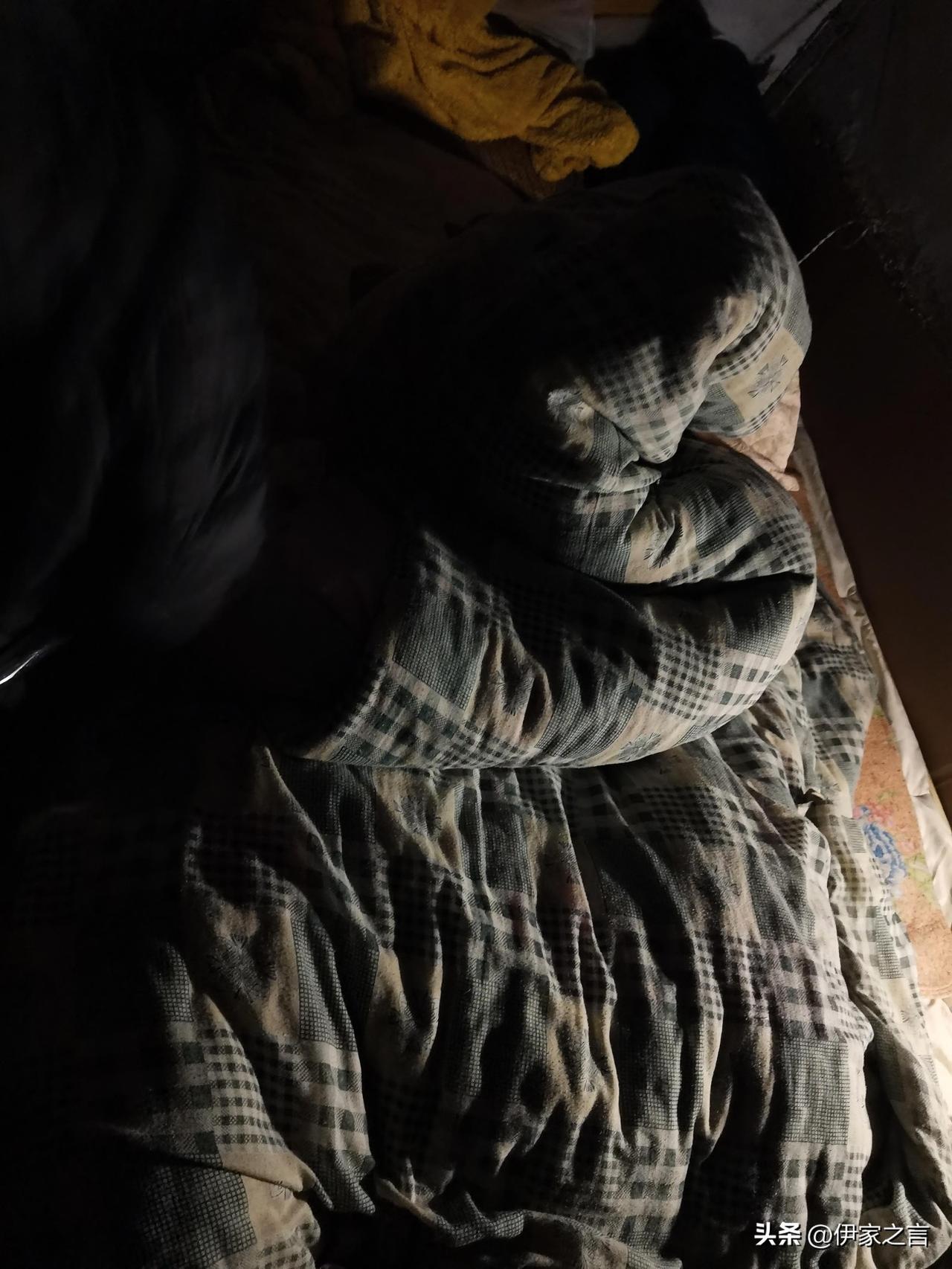 一会说冷，一会喊热，一会解手，平均每小时折腾两三次，整晚几乎没有合眼的机会，白天