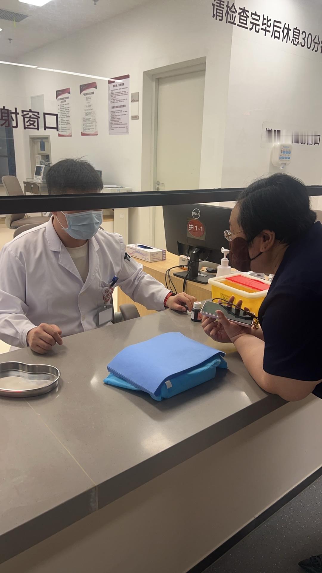 我查了很多病例都没有查到，查了很多专家说话答疑，也没有谈到眼睛会失明的状态，我真