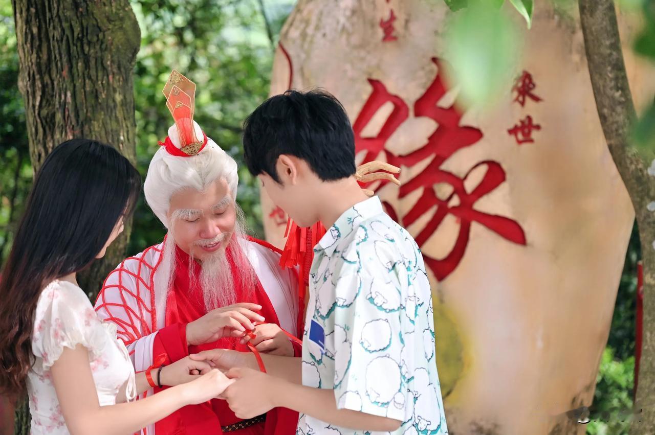 年末被催婚催到头大，不如冲东莞观音山，解锁脱单+许愿双buff
一人上山，两人下