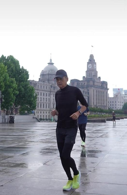 距离的红毯开启还有一个小时，感谢@头条娱乐的邀约，我们已经到后台啦！
这次红毯上