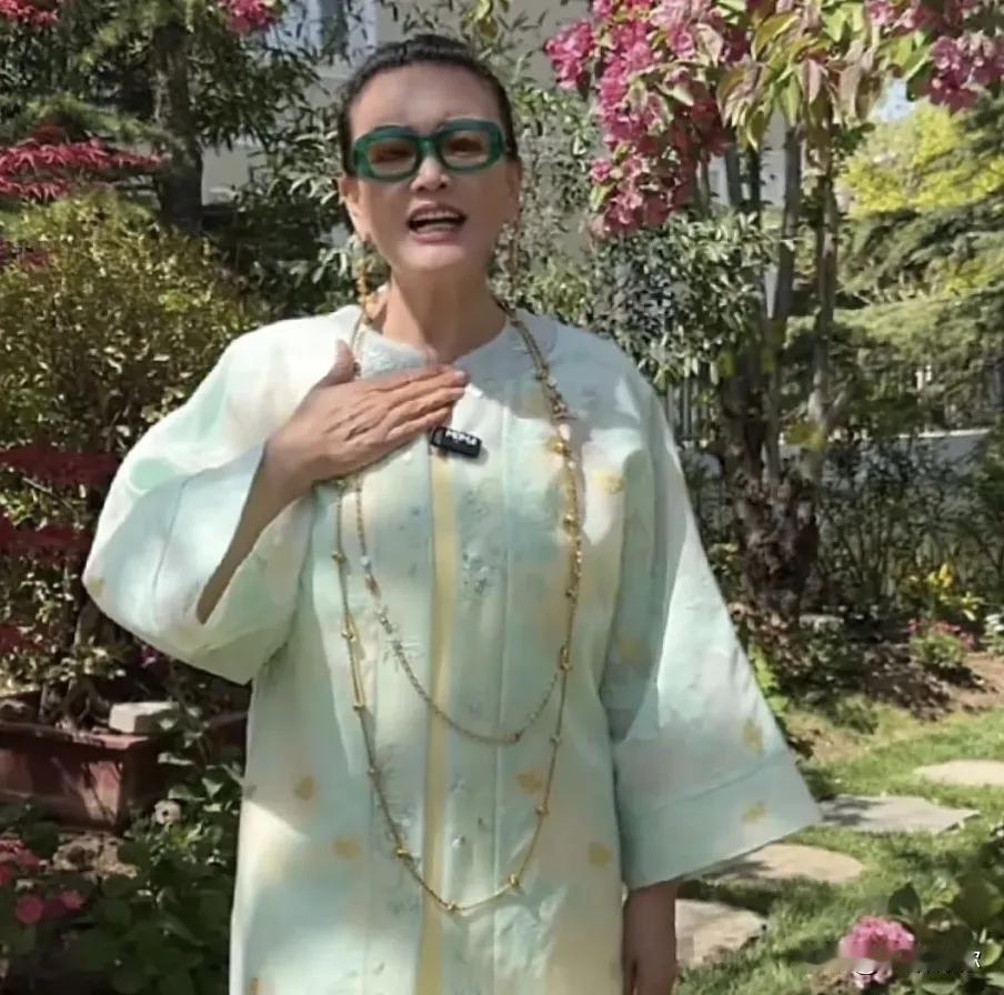 汪宝儿终于回京啦！

全网都等着兰姐高调晒孙、欢天喜地，结果她只淡淡一句：我带着