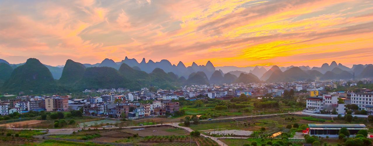 分享一张随手拍的黄昏家乡美：夕阳余晖下的白沙镇。