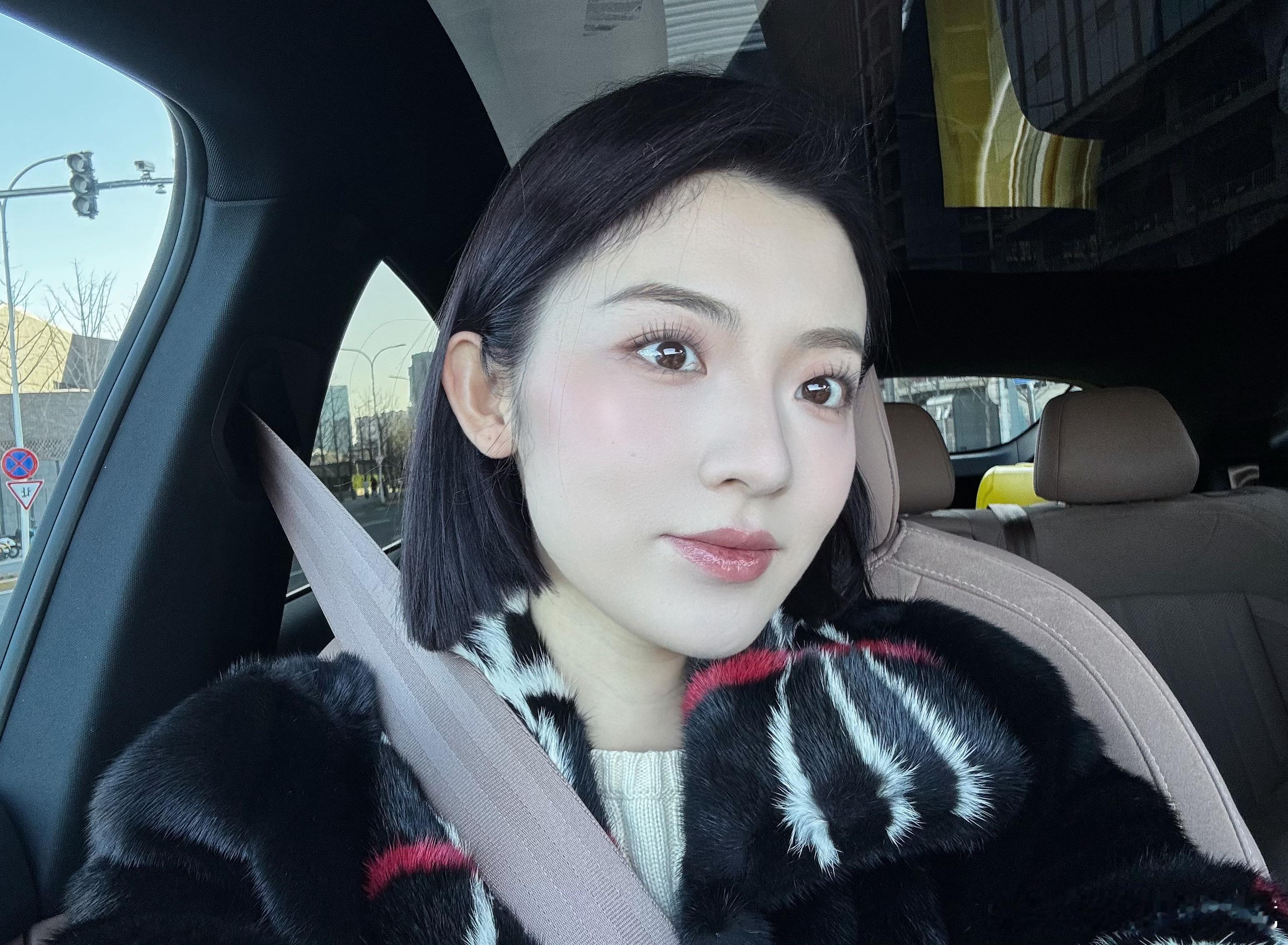 晚睡傻一天剪完头发说吃个饭吧，下午要赶飞机十分钟过去了菜还没来，我开始庆幸，现炒