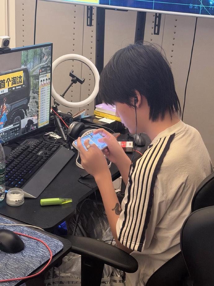 6练枪模式全开！低头狂肝，训练室直接变战场。这波努力值拉满，2026PEL夏季赛