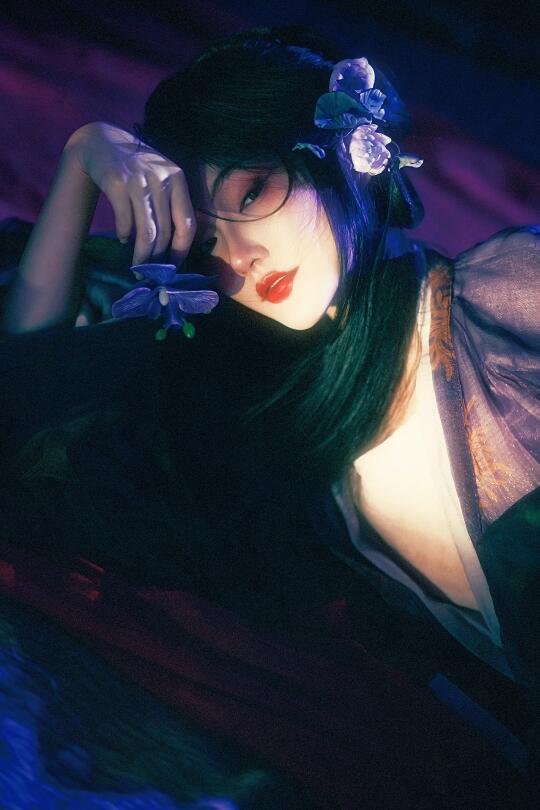 暗室滋生出危险的花